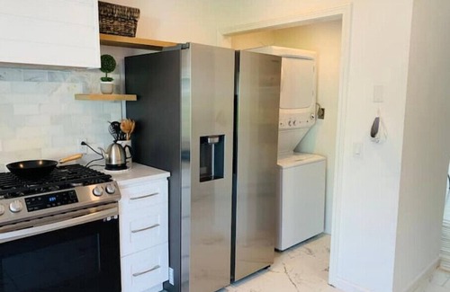 East Shore Cottage | The Island Sound: Ocean View Cottage near Yale, Beach, Downtown, Hikes