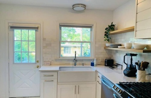 East Shore Cottage | The Island Sound: Ocean View Cottage near Yale, Beach, Downtown, Hikes