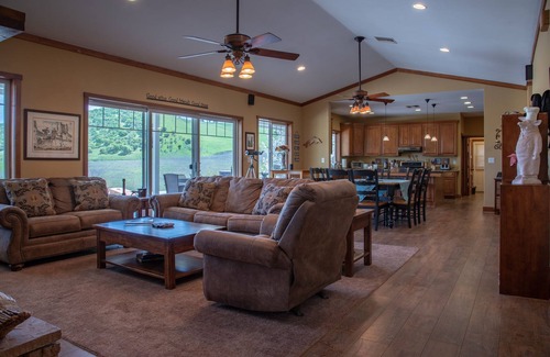 Bradley House | The J's Nest Deluxe - Beautiful Hilltop Home with Charming Cottage!