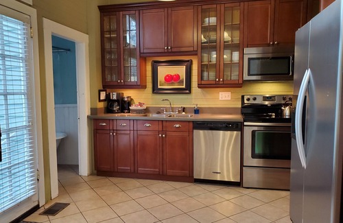 Historic Downtown Savannah House | The Janie: A Charming Victorian Downtown near Forsyth Park. Spacious w/Parking