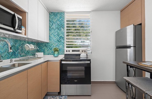 Levittown Apartment | The Jewel of Levittown: Charming 2-bedroom apartment with WiFi, AC in Toa Baja