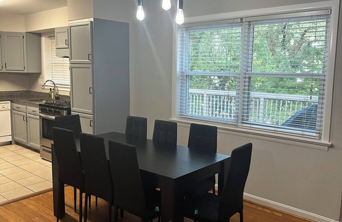 New Carrollton House | The Jodie: Beautiful 4-Bedroom, 2-Bathroom, 1-Jacuzzi, and Spacious Event Hall