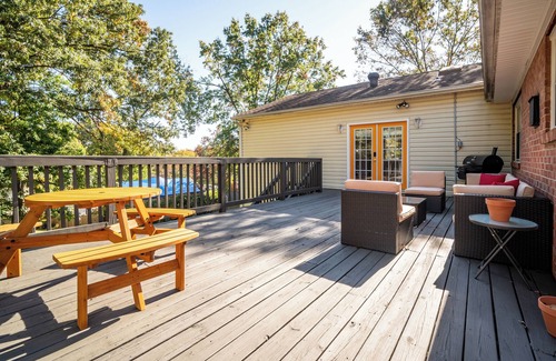 New Carrollton House | The Jodie: Beautiful 4-Bedroom, 2-Bathroom, 1-Jacuzzi, and Spacious Event Hall