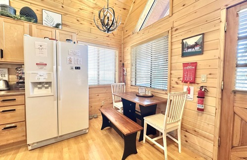 Heber Cabin | The Juniper Grove | Loft & Private Hot Tub!
