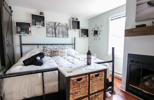 Bracebridge Apartment | The Jypsy Inn - Tuxedo Room Muskoka