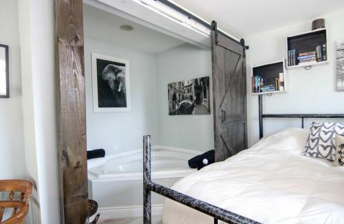 Bracebridge Apartment | The Jypsy Inn - Tuxedo Room Muskoka