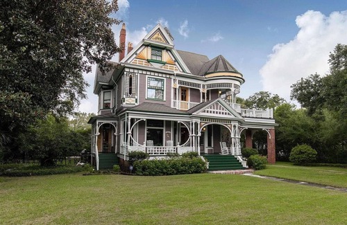 Hannon Park House | The Kate Shepard House is a beautiful Queen Victorian catalog home that was built in 1897. Come experience a genuine southern getaway complete with charm and comfort in this beautiful 6 bedroom 6 and half bathroom home in Mobile Alabama. Plenty of ro