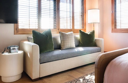 Courier City - Oscawana House | The King at Palihouse Hyde Park Village, Parking!
