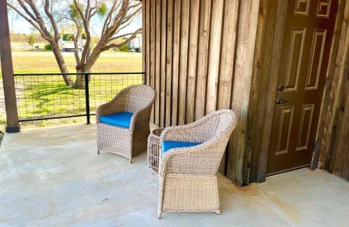 Elm Mott Ski Chalet | The Kingfisher Cabin 15MIN to Magnolia Baylor