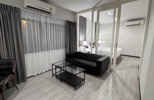 Pom Prap Sattru Phai Hotel | The Kite Hotel