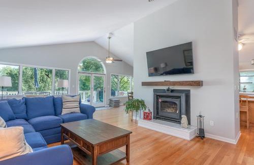 Moneta House | The Lake House on Sunset Point