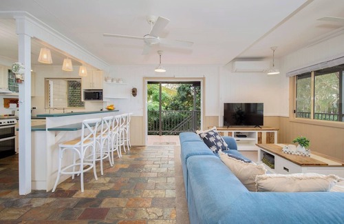 Tuggerawong House | The Lake House Waterfront Haven with Granny Flat