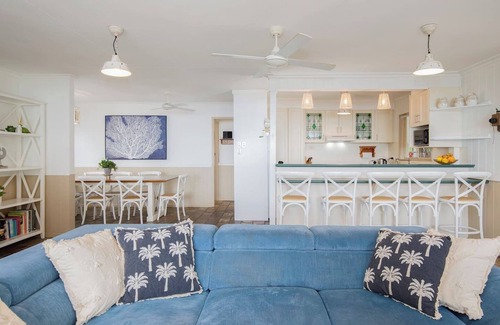 Tuggerawong House | The Lake House Waterfront Haven with Granny Flat