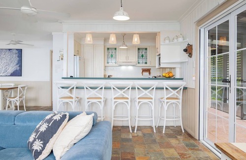 Tuggerawong House | The Lake House Waterfront Haven with Granny Flat