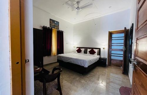 Bhimtal Hotel | The lakehouse by lake & woods