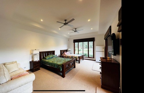 Pakenham House | The Lakehouse with beautiful scenic views/animals