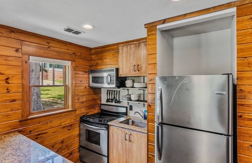 Lindale Condo | The Lakeside Giddy Up Getaway - Explore Lindale's Wineries and Canton Trade Days