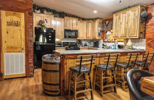 Bullard House | The Lakeside Lodge On 3 Acres - Sleeps 20 - 1 Minute Walk to Lake - Pet Friendly