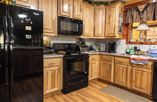 Bullard House | The Lakeside Lodge On 3 Acres - Sleeps 20 - 1 Minute Walk to Lake - Pet Friendly