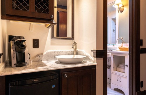 Chelan Condo | The Landing 206 Queen Suite with Jetted Tub