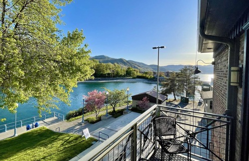 Chelan Condo | The Landing 206 Queen Suite with Jetted Tub