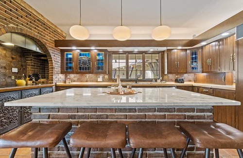 Pleasant Hill House | The Landing(43MO) - Luxurious Lodge Sleeps 20 + Airway Strip + Hot Tub