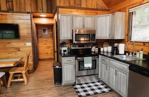 Primrose Cabin | "The Lantern" Woodsy Cabin Experience w/HotTub