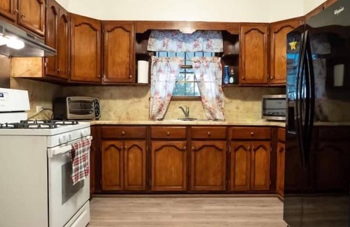Eastern Division House | The Laredo Home - 3 bed home in a quiet and safe neighborhood
