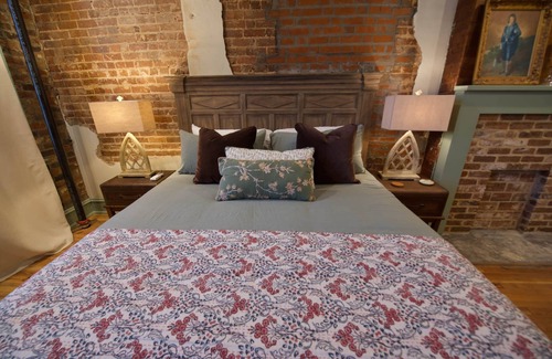 Laurel House | The Laurel Room- The Buzzard's Roost Inn