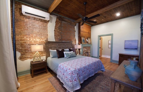 Laurel House | The Laurel Room- The Buzzard's Roost Inn