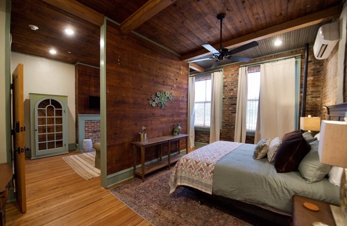 Laurel House | The Laurel Room- The Buzzard's Roost Inn