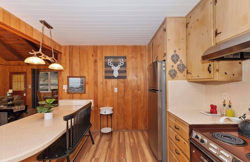 Crestline Cabin | The Lazy Bear Cabin - For 6!