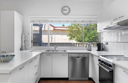 Budgewoi House | The Lazy Mimosa Retreat stylish 4BR Home Near Beach & Lake