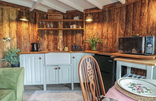 Rugeley Cottage | THE LAZY SQUIRE BY THE WATER, romantic, with hot tub in Rugeley