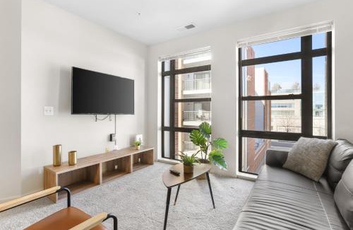 Arlington Apartment | The Leisure & The Work Mixed In One-Site