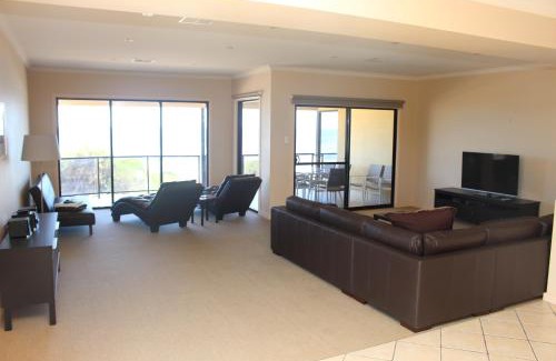 Port Hughes House | The Lighthouse - Beachfront Accommodation