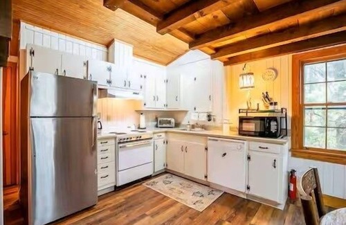 Rolling Wood House | The Lil' Sipp, 2BR Cabin by Velvet Ditch Villas
