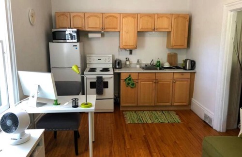 Newmarket Apartment | The Lilypad: perfectly located cozy, main level 1-bedroom in quaint old house