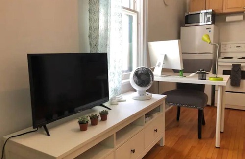 Newmarket Apartment | The Lilypad: perfectly located cozy, main level 1-bedroom in quaint old house