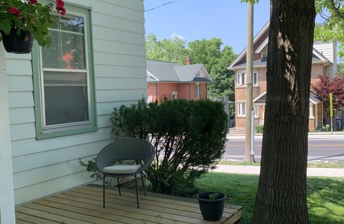 Newmarket Apartment | The Lilypad: perfectly located cozy, main level 1-bedroom in quaint old house