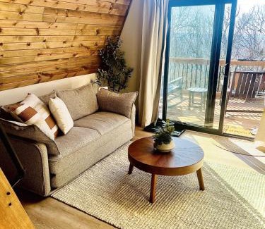 Ironton House | The Linkin, a cozy mountain cabin with King Bed