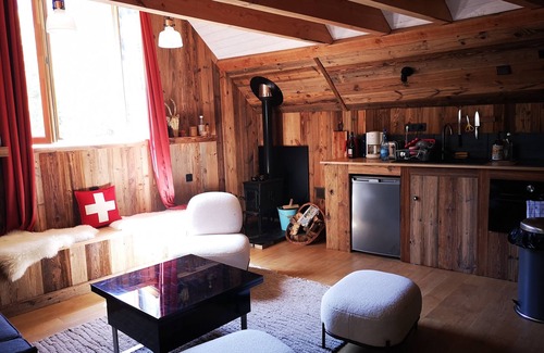 Melles Ski Chalet | 🏔 The Little Barn – A Cozy Hideaway in the Heart of the Pyrenees