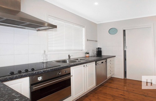 Gwandalan House | The Little Blue Lakehouse - Minutes Walk to Lake!