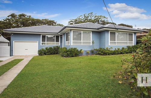 Gwandalan House | The Little Blue Lakehouse - Minutes Walk to Lake!