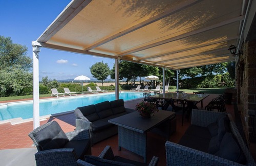 Le Piazze Villa | The little Grand Duchy immersed in a blooming garden