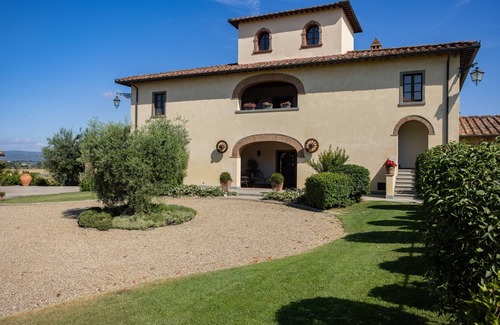 Le Piazze Villa | The little Grand Duchy immersed in a blooming garden