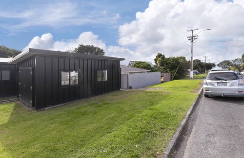 Leigh House | The Little Leigh Bach - Leigh Holiday Home
