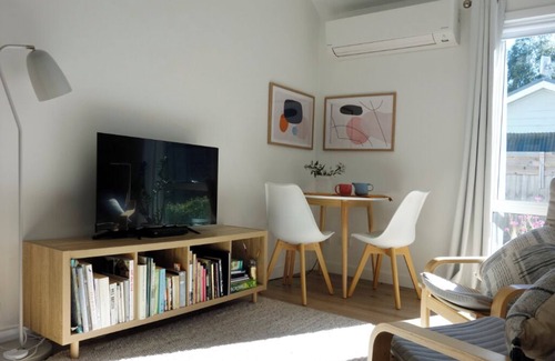 Trentham Apartment | The Little Studio. Cozy and stylish! Trentham weekend couple accommodation.