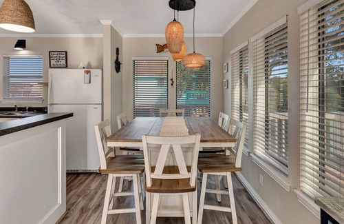 Port O Connor House | The Live Oak House is family friendly in a quiet area 2 blocks from the beach