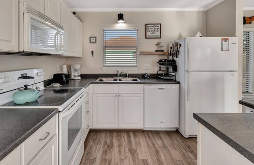 Port O Connor House | The Live Oak House is family friendly in a quiet area 2 blocks from the beach